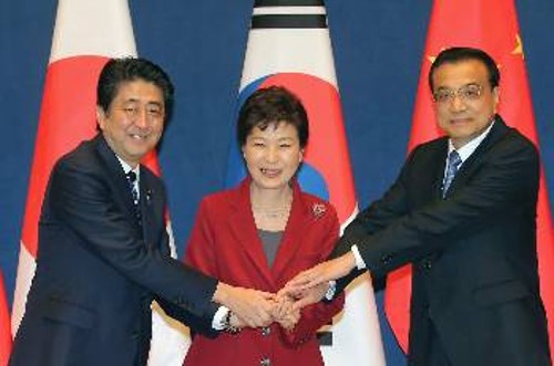 Οι ηγέτες Ιαπωνίας, Νότιας Κορέας και Κίνας στη συνάντησή τους στη Σεούλ