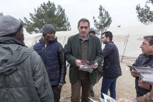 Κλιμάκιο της Κομματικής Οργάνωσης Κεντρικής Μακεδονίας του ΚΚΕ, μαζί με τον βουλευτή του Κόμματος Γιάννη Δελή, βρίσκονται δίπλα στους πρόσφυγες και μοιράζουν ανακοίνωση γραμμένη στα Αγγλικά και τα Αραβικά