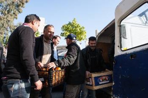 Η ταξική αλληλεγγύη, που εκφράζεται με κάθε τρόπο, δίνει δύναμη και κουράγιο στους εργαζόμενους να συνεχίσουν τον αγώνα τους