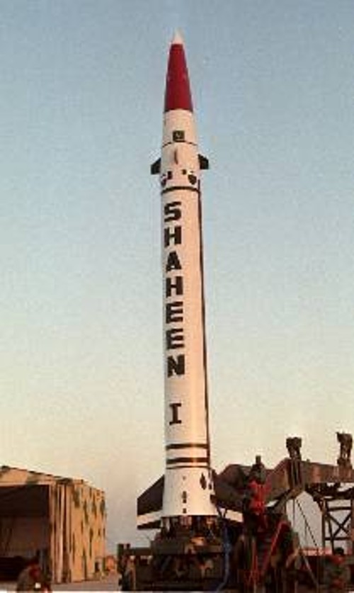 Σε νέα δοκιμή του πυραύλου Σαχίν-1 (φωτ.) προχώρησε χτες η χούντα του Πακιστάν, σε μια κίνηση εκφοβισμού εξωτερικών όσο κι εσωτερικών «εχθρών»