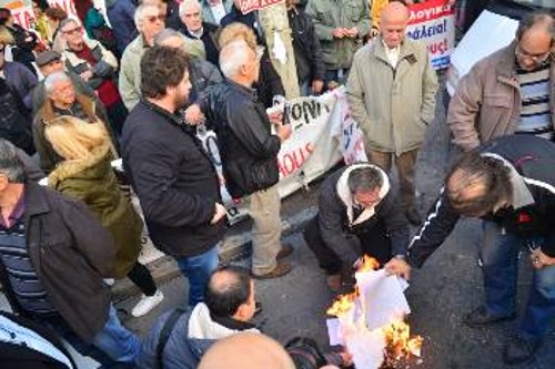 Το σχέδιο της κυβέρνησης για το Ασφαλιστικό παραδίνεται συμβολικά στην πυρά, έξω από το υπουργείο Εργασίας