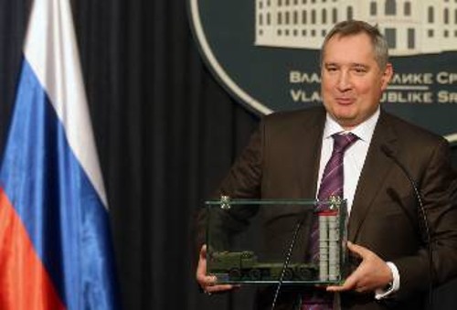 Ο Ρώσος αντιπρόεδρος Ντ. Ρογκόζιν επιδεικνύει το αντιπυραυλικό σύστημα «S-300» στο Βελιγράδι
