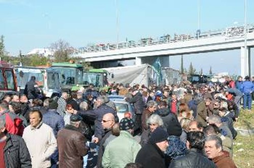 Η προετοιμασία του συλλαλητηρίου είναι το βασικό θέμα συζήτησης στα μπλόκα (φωτ. αρχείου)