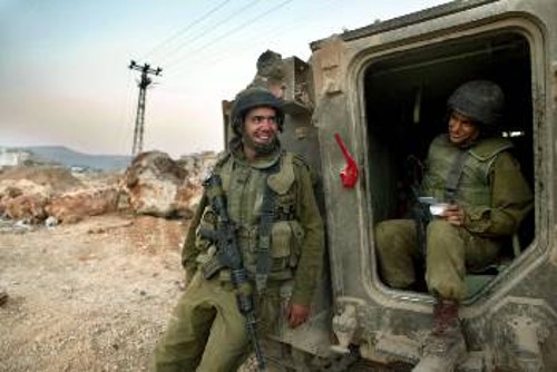 Στρατιώτες του ισραηλινού στρατού έξω από τη Νάμπλους