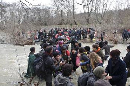 Χιλιάδες άνθρωποι ξεκίνησαν από την Ειδομένη για να φτάσουν στην ΠΓΔΜ μέσω ενός περάσματος, για το οποίο ενημερώθηκαν από άγνωστης προέλευσης φυλλάδιο