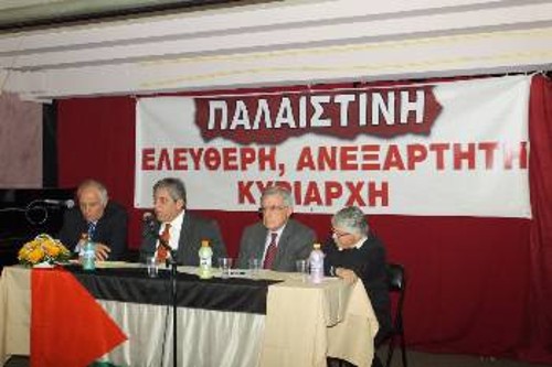 Δεύτερος από αριστερά ο πρέσβης της Παλαιστίνης, Μ. Τουμπάσι, και δεξιά ο Θ. Στοφορόπουλος, μέλος του Εθνικού Συμβουλίου της ΕΕΔΥΕ