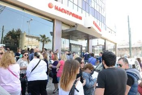 Από τη χτεσινή νέα συνάντηση έξω από το κατάστημα στο Περιστέρι, όπου βρίσκονται και τα γραφεία της επιχείρησης