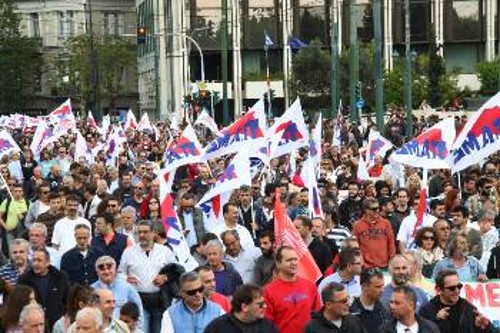 Πλήθος κόσμου, την ώρα που η διαδήλωση βρίσκεται στο Σύνταγμα