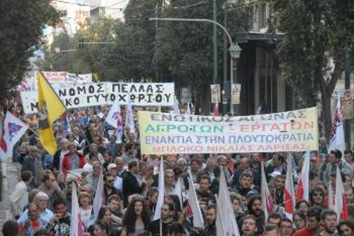 Τα μπλοκ των μικρομεσαίων αγροτών στην απεργιακή συγκέντρωση του Σαββάτου στην Αθήνα