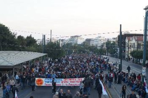 Το τρίτο τμήμα της συγκέντρωσης του ΠΑΜΕ επί της Αμαλίας από την είσοδο του Ζαππείου έως και τους Στύλους του Ολυμπίου Διός