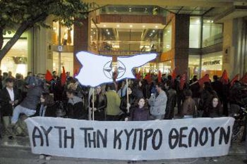 Χαρακτηριστικό το πανό στην πορεία των κομμουνιστών στη θεσσαλονίκη