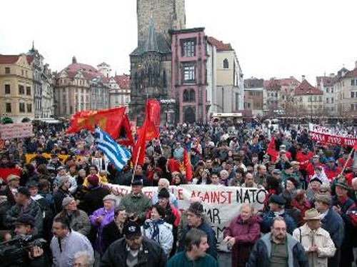 Στιγμιότυπο από την αντιΝΑΤΟική διαδήλωση στην Πράγα το Νοέμβρη του 2002, που διοργάνωσε το ΚΚ Τσεχίας και συμμετείχε και ελληνική αντιπροσωπεία