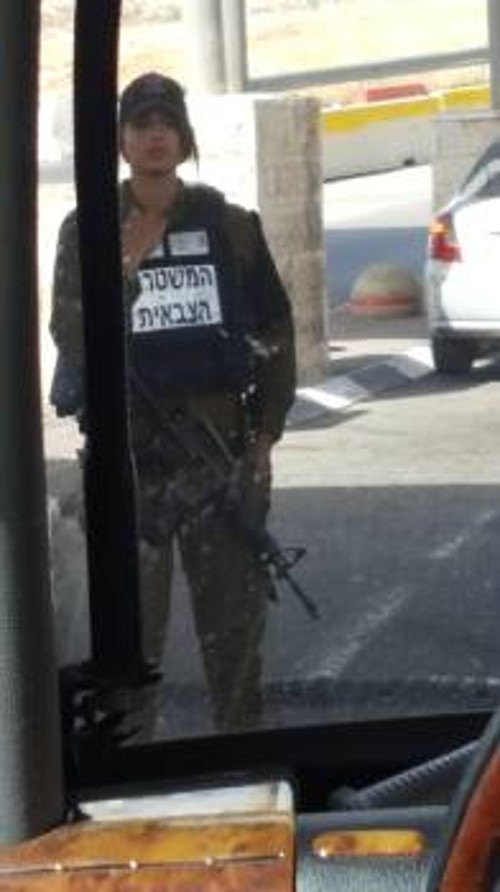 Ισραηλινή στρατιωτίνα σε «σημείο ελέγχου» της Ιερουσαλήμ