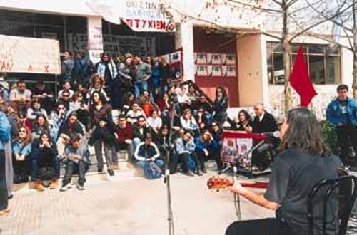 Ποίηση, τραγούδι, πολιτικός λόγος ήταν πάντα το τρίπτυχο της νεολαίας. Το κόκκινο, το χρώμα της...