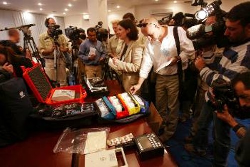 Οι επιθεωρητές επιδεικνύουν τα «εργαλεία» της έρευνάς τους στους δημοσιογράφους