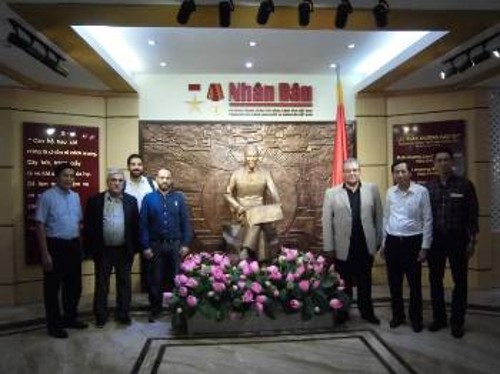 Από την επίσκεψη στα γραφεία της εφημερίδας «Nhan Dan» και τη συνάντηση με τον διευθυντή της Thuan Huru (στη φωτογραφία, δίπλα στον Δ. Κουτσούμπα)