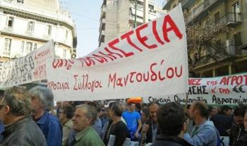 Αγρότες από το Μαντούδι της Εύβοιας συμμετέχουν στο πανελλαδικό συλλαλητήριο των Μπλόκων που έγινε τον περασμένο Φλεβάρη στην Αθήνα