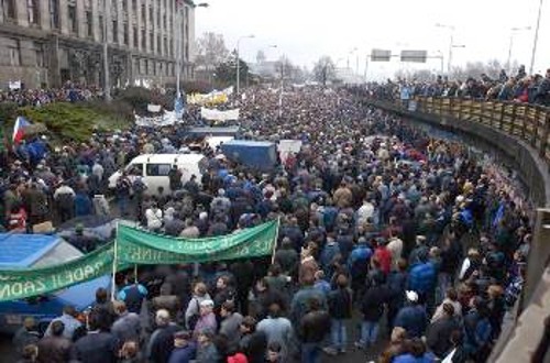 Στιγμιότυπο από μεγάλη διαδήλωση Τσέχων αγροτών (τον περασμένο Δεκέμβρη) ενάντια στην ΕΕ