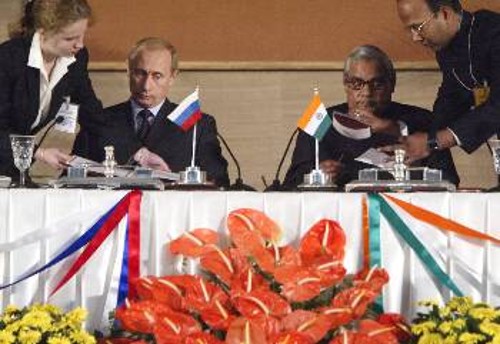 Ο Βλ. Πούτιν με τον Ινδό πρωθυπουργό Α.Μπ. Βάτσμπαϊ