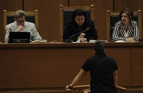 Αντιφάσεις και «δεν είδα, δεν ξέρω...» και στη χτεσινή κατάθεση του αστυνομικού Α. Τσολακίδη