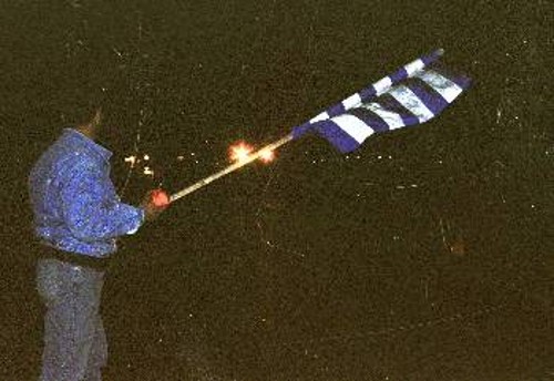 Διαμαρτυρία στελεχών του ΚΚΕ ενάντια στη διέλευση ΝΑΤΟικών από το Λιτόχωρο τον Μάρτη του 2000