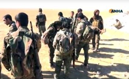 Κούρδοι μαχητές των δυνάμεων SDF μετά την ανακατάληψη του χωριού Λάκτα, βόρεια της Ράκα, στις αρχές της βδομάδας