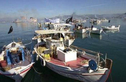 Ψαράδες, με μαύρες σημαίες, από το Λεωνίδιο, στη διαδήλωση του Ναυπλίου την προηγούμενη Παρασκευή