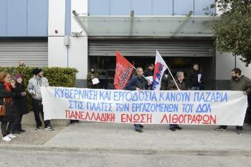 Στιγμιότυπο από τη χτεσινή κινητοποίηση έξω από τα γραφεία του ΔΟΛ