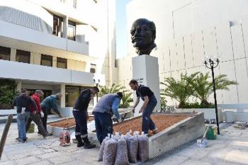 Με εθελοντική δουλειά μελών του Κόμματος και της ΚΝΕ προετοιμάζεται η έδρα της ΚΕ για το μεγάλο γεγονός