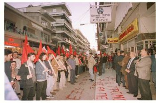 Οι διαδηλωτές διαμαρτύρονται έξω από την Αστυνομική Διεύθυνση Πιερίας για τη δίωση του αγωνιστή της ειρήνης Ζ. Καρακίτσιου