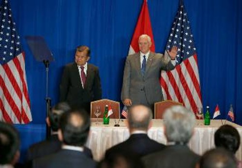 Ο αντιπρόεδρος των ΗΠΑ Μάικ Πενς με τον ομόλογό του Γιουσούφ Καλλά