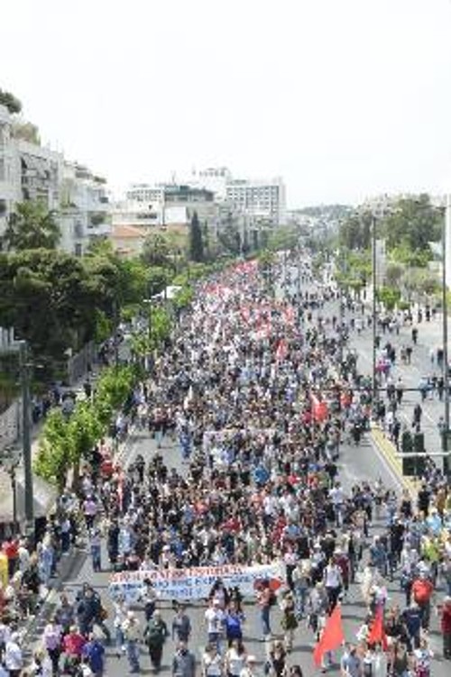 Οταν η κεφαλή της πορείας έφτανε στην αμερικάνικη πρεσβεία η «ουρά» ήταν ακόμα στο Σύνταγμα.