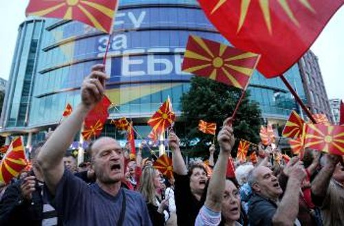 Στους δρόμους συνεχίζουν να βγαίνουν, και μετά τα επεισόδια στο κοινοβούλιο, οι υποστηρικτές του Γκρούεφσκι, ζητώντας επανάληψη των εκλογών