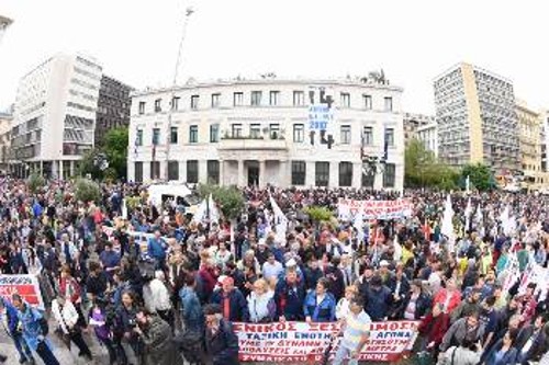 Τμήμα της απεργιακής συγκέντρωσης στην πλατεία Εθν. Αντίστασης, που απλωνόταν βόρεια έως την Ομόνοια και νότια προς την κεντρική αγορά