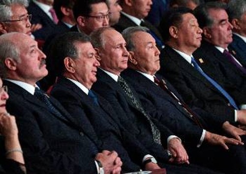 Οι ηγέτες των ιδρυτικών μελών και των παρατηρητών της Συνόδου στην Αστάνα, στην τελετή έναρξης