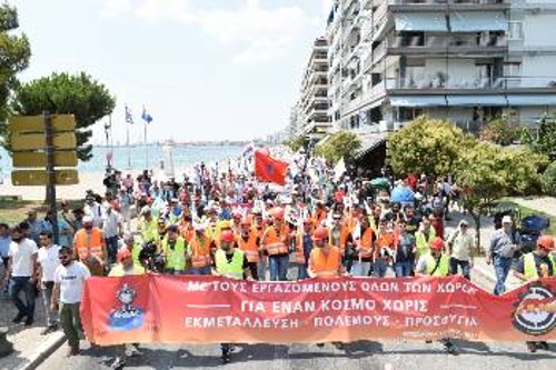 Χιλιάδες διαδηλωτές από όλη τη χώρα πλημμύρισαν την παραλιακή λεωφόρο της Θεσσαλονίκης