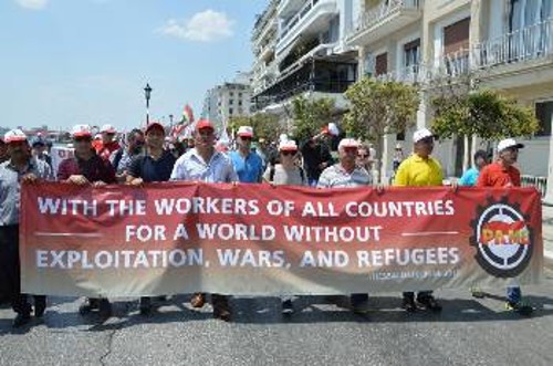 Οι διεθνείς συνδικαλιστικές αντιπροσωπείες πίσω από το πανό με το σύνθημα του Διημέρου στα Αγγλικά