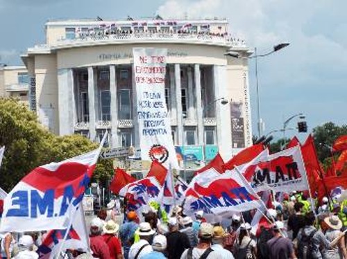 Η διαδήλωση περνά μπροστά από το κτίριο της Εταιρείας Μακεδονικών Σπουδών, όπου είχε ξεδιπλωθεί το γιγαντοπανό του ΠΑΜΕ