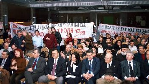 Μια γενική άποψη του συνεδρίου με φόντο τα συνθήματα του αγωνιστικού κινήματος των αναπήρων