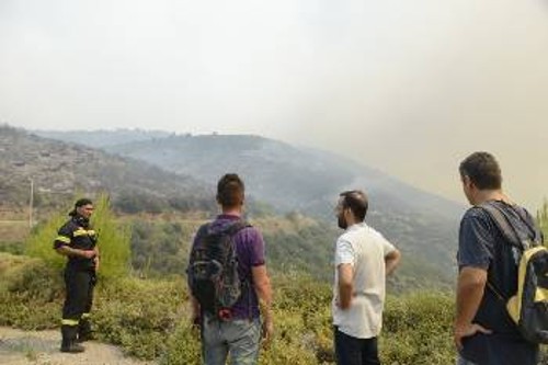 Κλιμάκιο του ΚΚΕ στις περιοχές που έχουν πληγεί από τις φωτιές