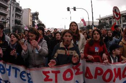 Στιγμιότυπο από την πρόσφατη μαζική συμμετοχή των μαθητών στο αντιπολεμικό συλλαλητήριο στις 15 Φλεβάρη