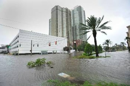 Μεγάλες πλημμύρες σε αρκετές περιοχές της πολιτείας Φλόριντα προκάλεσε το πέρασμα του τυφώνα «Ιρμα»...