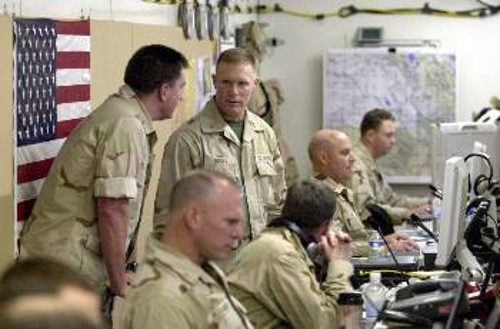 Αμερικανοί αξιωματικοί στο στρατηγείο στο Κατάρ
