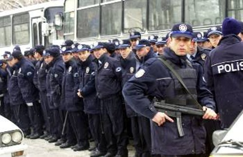Μεγάλες αστυνομικές δυνάμεις έξω από το κοινοβούλιο, με στόχο να αποτρέψουν αντιπολεμικές εκδηλώσεις