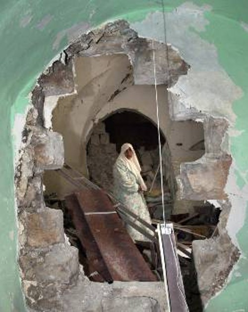 Μέσα στα ερείπια του σπιτιού της μετά το βομβαρδισμό από τον ισραηλινό στρατό