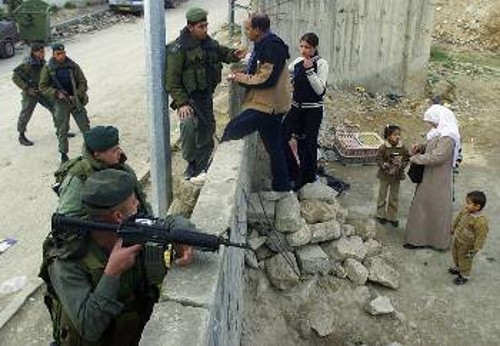Με το δάκτυλο στη σκανδάλη παρακολουθούν στα μπλόκα οι Ισραηλινοί στρατιώτες τους Παλαιστινίους