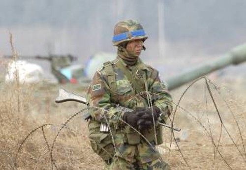 Νοτιοκορεάτης στρατιώτης κοντά στην αποστρατιωτικοποιημένη ζώνη με τη ΛΔ Κορέας