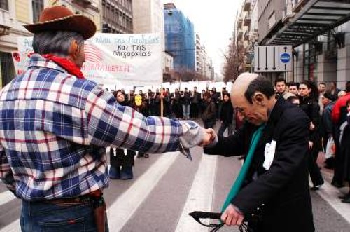 3 Καταδίκασε πολύμορφα την εμπλοκή της χώρας στον πόλεμο. Εναντιώθηκε στην κυβέρνηση ΠΑΣΟΚ που - σε συμφωνία με τη ΝΔ - παρέδωσε βάσεις και λιμάνια στους ΝΑΤΟικούς φονιάδες