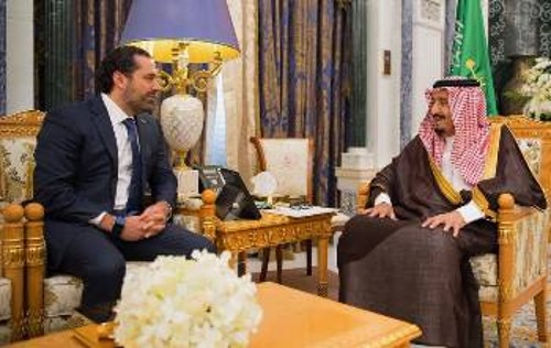 Δεν είναι λίγοι στη Βηρυτό αυτοί που αναρωτιούνται εάν ο παραιτηθείς πρωθυπουργός Σαάντ Χαρίρι (από αριστερά) είναι συνομιλητής, «συνέταιρος» ή «όμηρος» του Σαουδάραβα μονάρχη Σαλμάν...
