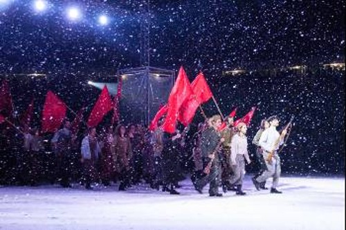 «Ηλίθιοι δήμιοι! Αύριο η επανάσταση θα υψωθεί ξανά και βροντώντας τα όπλα της με τις σάλπιγγες να αντηχούν θα αναγγείλει προκαλώντας σας τρόμο: ΗΜΟΥΝ, ΕΙΜΑΙ, ΘΑ ΕΙΜΑΙ!» (Ρ. Λούξεμπουργκ)